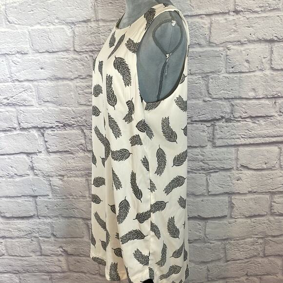 🤩3 for $30 Bundle Deal🤩
H&M feather shift dress - Picture 3 of 7